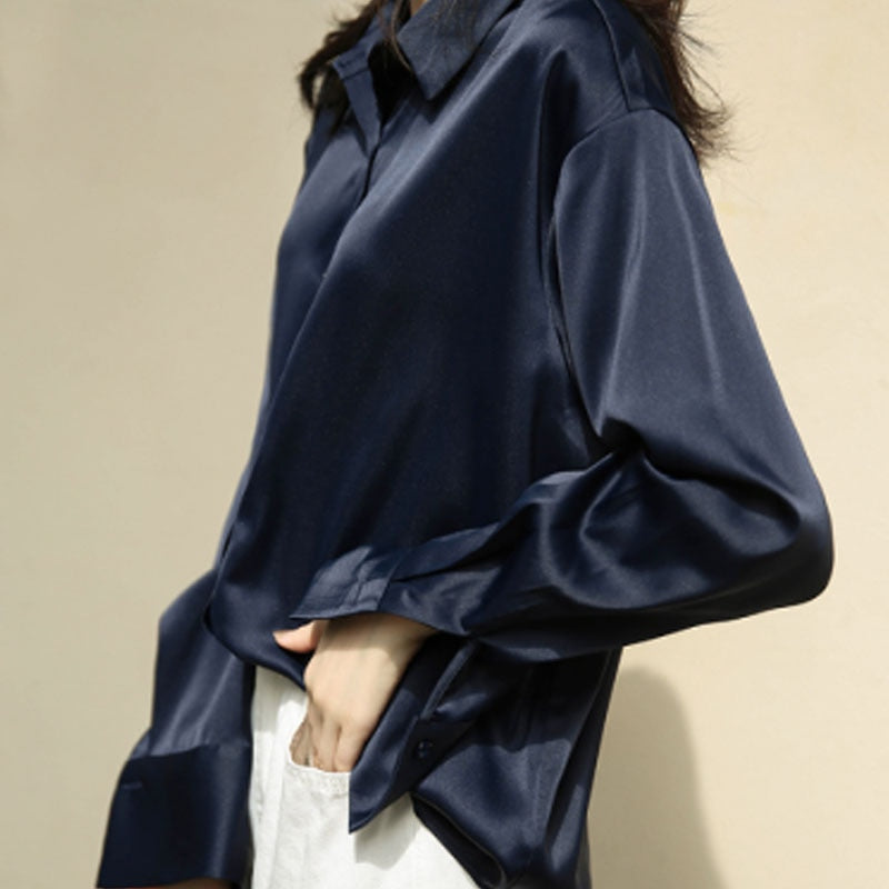 blusa elegante in seta e poliestere con chiusura a bottoni è perfetta per un look sofisticato e versatile.