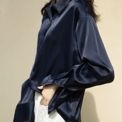 blusa elegante in seta e poliestere con chiusura a bottoni è perfetta per un look sofisticato e versatile.