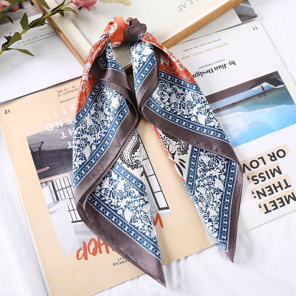 Foulard quadrati da donna. Eleganti e versatili, questi foulard quadrati da donna aggiungono un tocco di classe a qualsiasi outfit.
