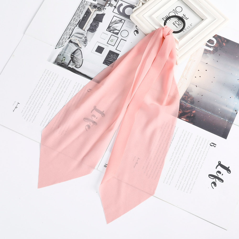 Foulard quadrati da donna. Eleganti e versatili, questi foulard quadrati da donna aggiungono un tocco di classe a qualsiasi outfit.