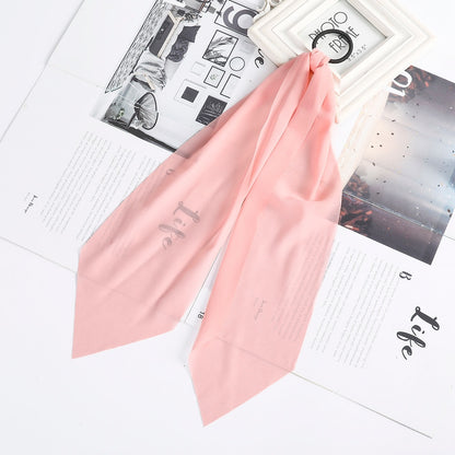 Foulard quadrati da donna. Eleganti e versatili, questi foulard quadrati da donna aggiungono un tocco di classe a qualsiasi outfit.