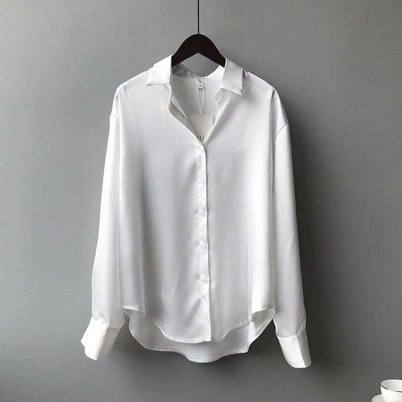 blusa elegante in seta e poliestere con chiusura a bottoni è perfetta per un look sofisticato e versatile.
