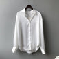 blusa elegante in seta e poliestere con chiusura a bottoni è perfetta per un look sofisticato e versatile.