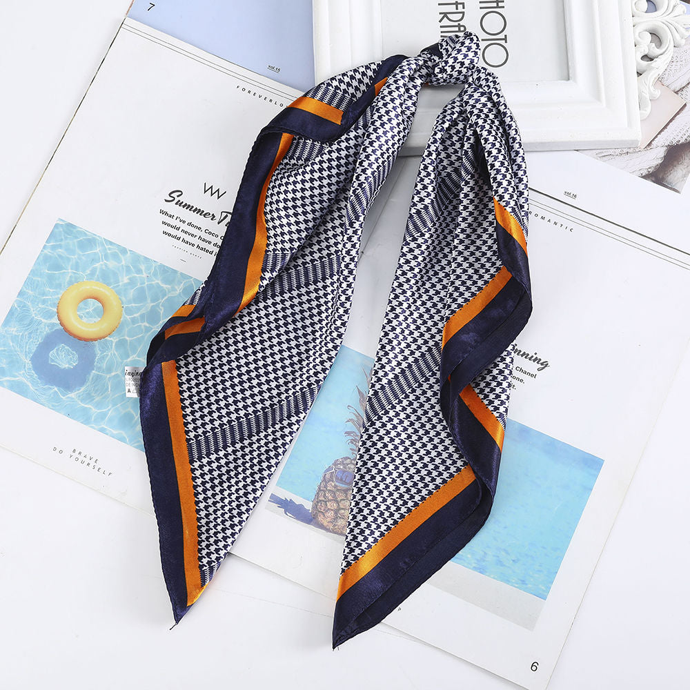 Foulard quadrati da donna. Eleganti e versatili, questi foulard quadrati da donna aggiungono un tocco di classe a qualsiasi outfit.