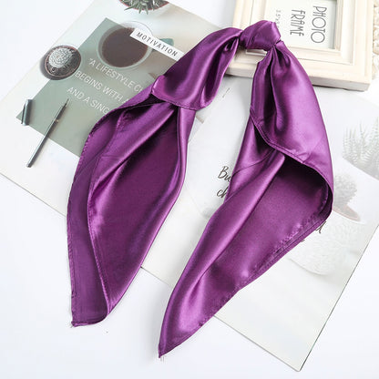 Foulard quadrati da donna. Eleganti e versatili, questi foulard quadrati da donna aggiungono un tocco di classe a qualsiasi outfit.
