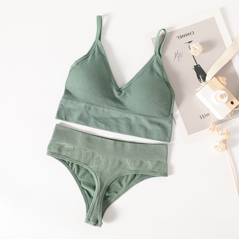 Set di intimo fitness da donna. Progettato per il massimo comfort e supporto durante l'attività fisica.