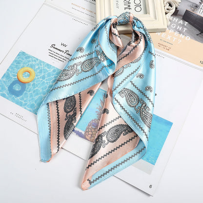 Foulard quadrati da donna. Eleganti e versatili, questi foulard quadrati da donna aggiungono un tocco di classe a qualsiasi outfit.