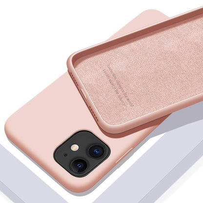 Custodia in silicone morbido a tinta unita per iPhone. Proteggi il tuo iPhone con stile e funzionalità! Questa custodia in silicone morbido