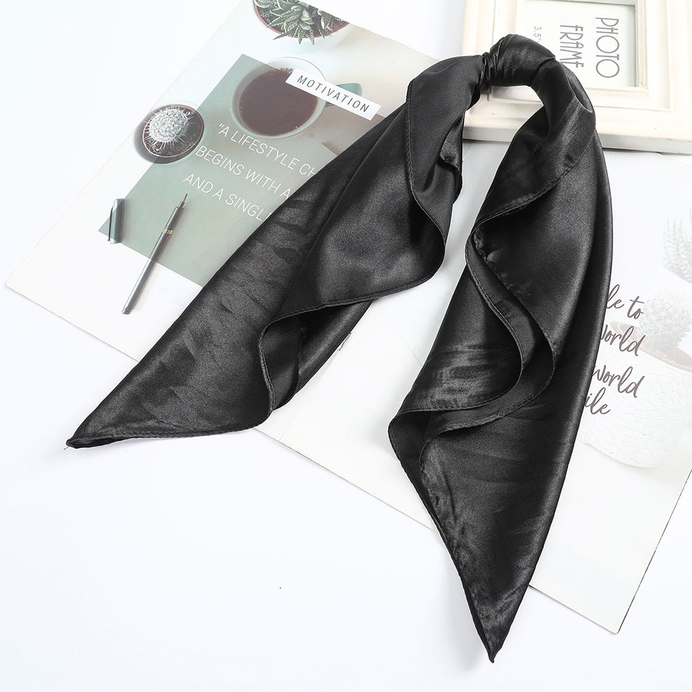 Foulard quadrati da donna. Eleganti e versatili, questi foulard quadrati da donna aggiungono un tocco di classe a qualsiasi outfit.
