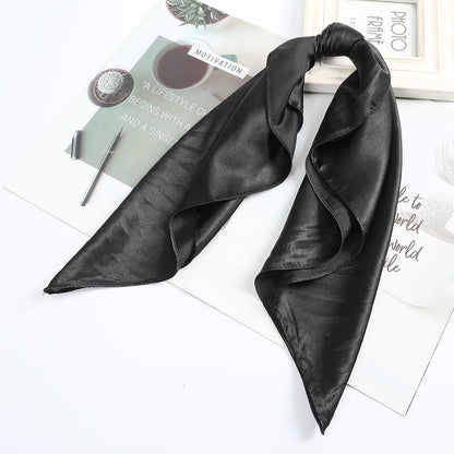 Foulard quadrati da donna. Eleganti e versatili, questi foulard quadrati da donna aggiungono un tocco di classe a qualsiasi outfit.