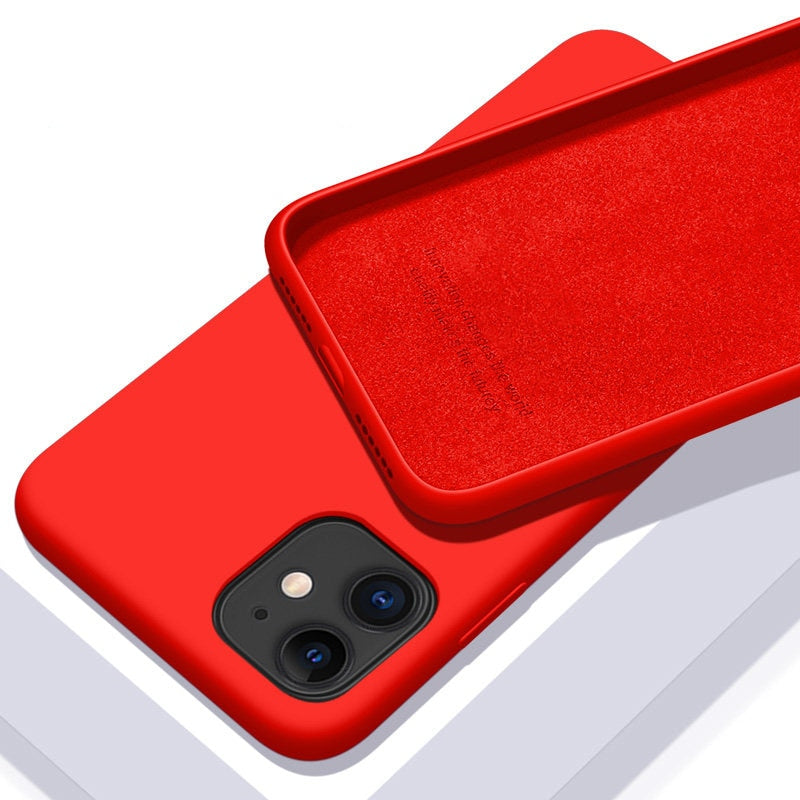 Custodia in silicone morbido a tinta unita per iPhone. Proteggi il tuo iPhone con stile e funzionalità! Questa custodia in silicone morbido