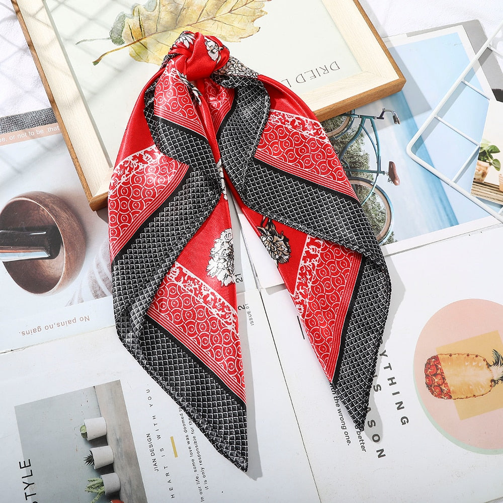 Foulard quadrati da donna. Eleganti e versatili, questi foulard quadrati da donna aggiungono un tocco di classe a qualsiasi outfit.