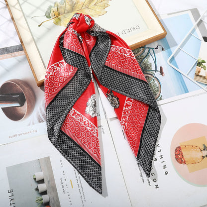 Foulard quadrati da donna. Eleganti e versatili, questi foulard quadrati da donna aggiungono un tocco di classe a qualsiasi outfit.