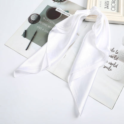 Foulard quadrati da donna. Eleganti e versatili, questi foulard quadrati da donna aggiungono un tocco di classe a qualsiasi outfit.