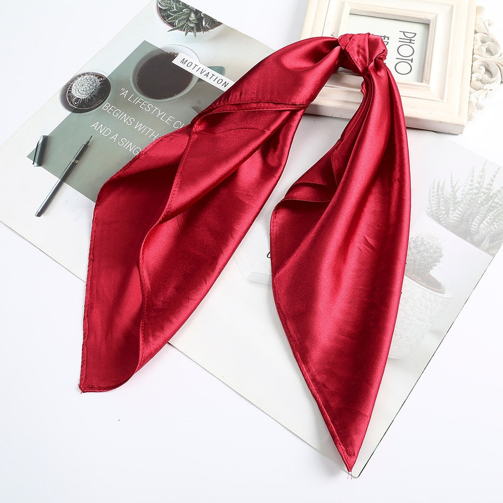Foulard quadrati da donna. Eleganti e versatili, questi foulard quadrati da donna aggiungono un tocco di classe a qualsiasi outfit.