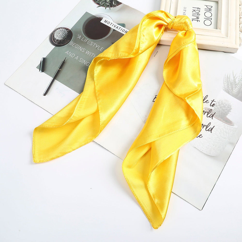 Foulard quadrati da donna. Eleganti e versatili, questi foulard quadrati da donna aggiungono un tocco di classe a qualsiasi outfit.