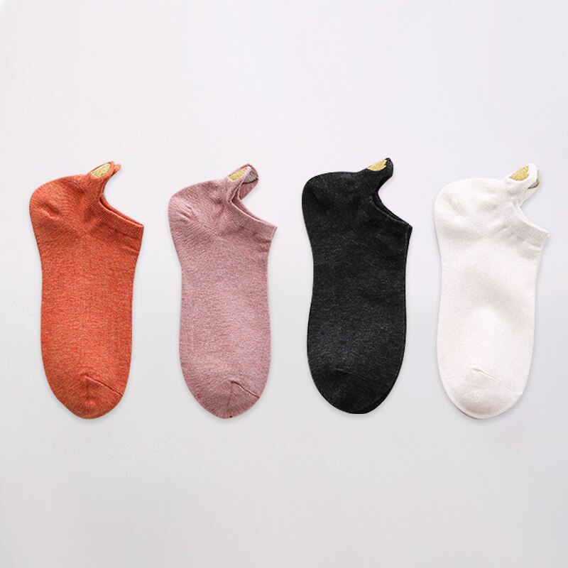 Set da 4 paia di calzini corti da donna. Comfort e stile per la stagione primaverile! Questi calzini in cotone morbido offrono una vestibilità leggera e traspirante, perfetta per il clima più mite.