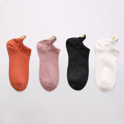Set da 4 paia di calzini corti da donna. Comfort e stile per la stagione primaverile! Questi calzini in cotone morbido offrono una vestibilità leggera e traspirante, perfetta per il clima più mite.