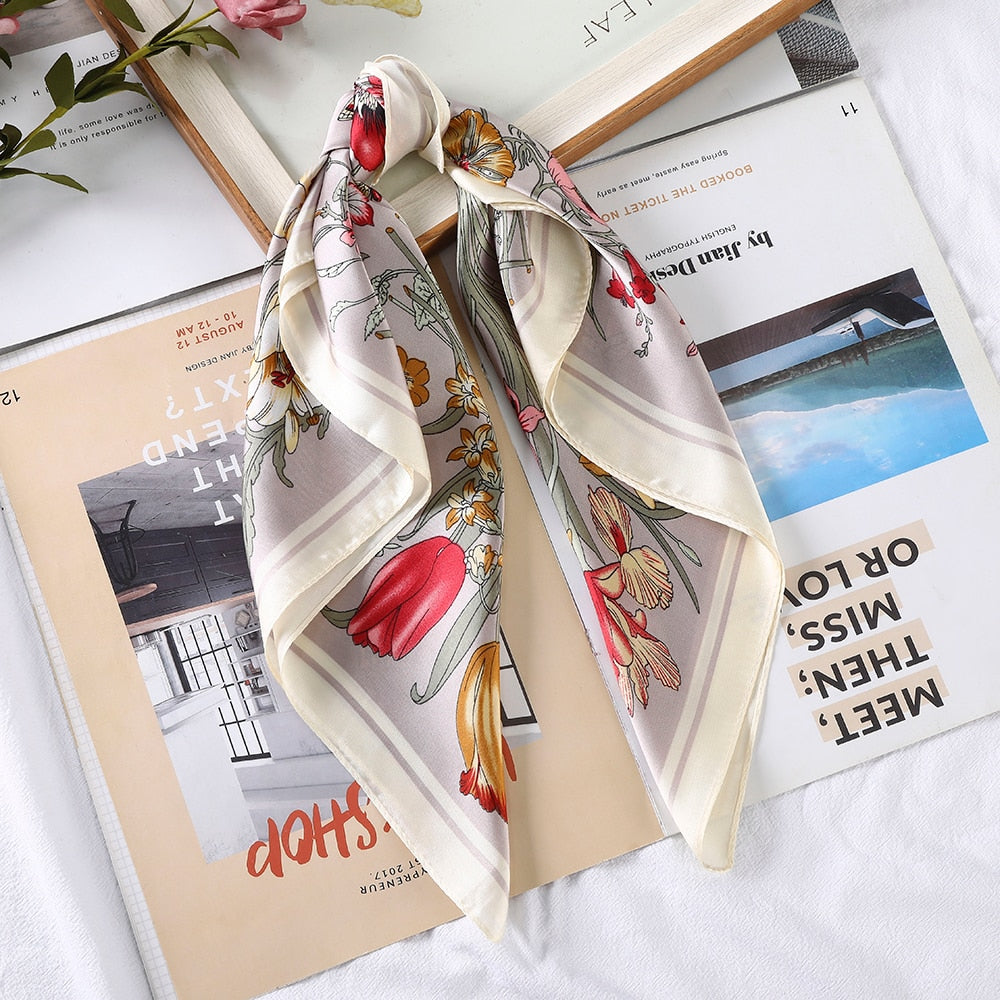 Foulard quadrati da donna. Eleganti e versatili, questi foulard quadrati da donna aggiungono un tocco di classe a qualsiasi outfit.