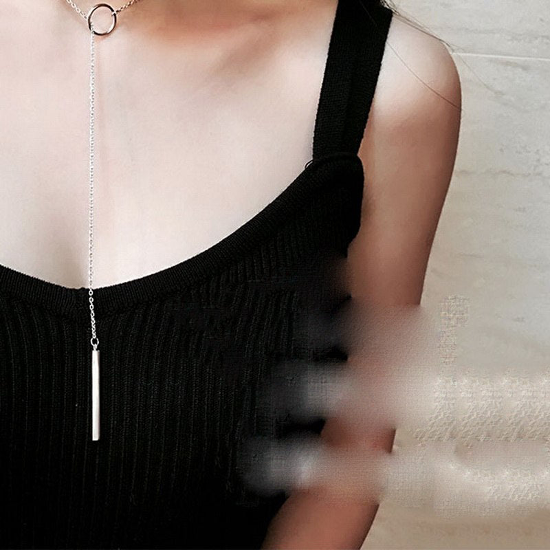 Collana con pendente in stile vintage minimalista. Elegante,