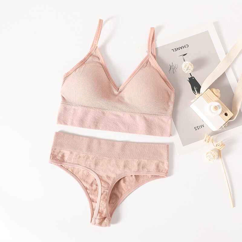 Set di intimo fitness da donna. Progettato per il massimo comfort e supporto durante l'attività fisica.