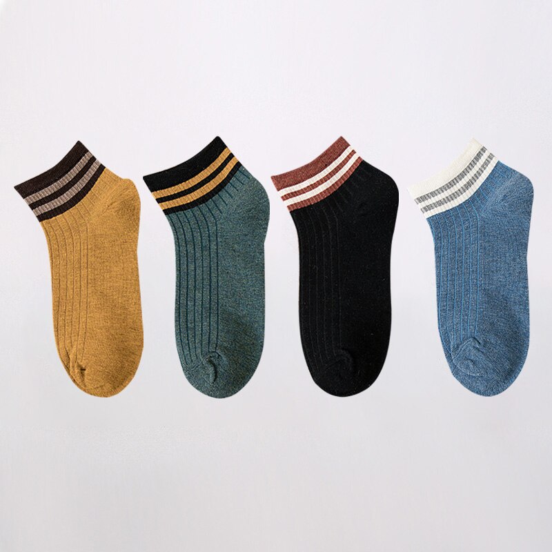 Set da 4 paia di calzini corti da donna. Comfort e stile per la stagione primaverile! Questi calzini in cotone morbido offrono una vestibilità leggera e traspirante, perfetta per il clima più mite.