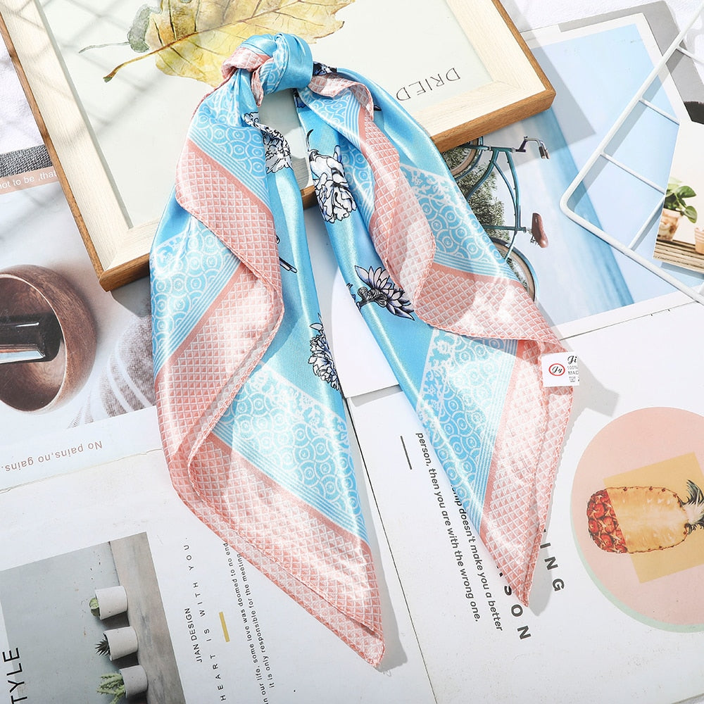 Foulard quadrati da donna. Eleganti e versatili, questi foulard quadrati da donna aggiungono un tocco di classe a qualsiasi outfit.
