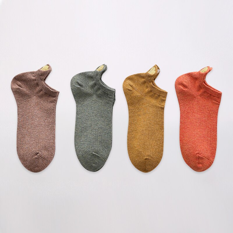 Set da 4 paia di calzini corti da donna. Comfort e stile per la stagione primaverile! Questi calzini in cotone morbido offrono una vestibilità leggera e traspirante, perfetta per il clima più mite.
