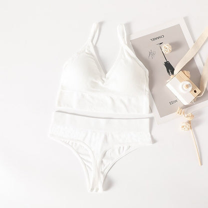 Set di intimo fitness da donna. Progettato per il massimo comfort e supporto durante l'attività fisica.