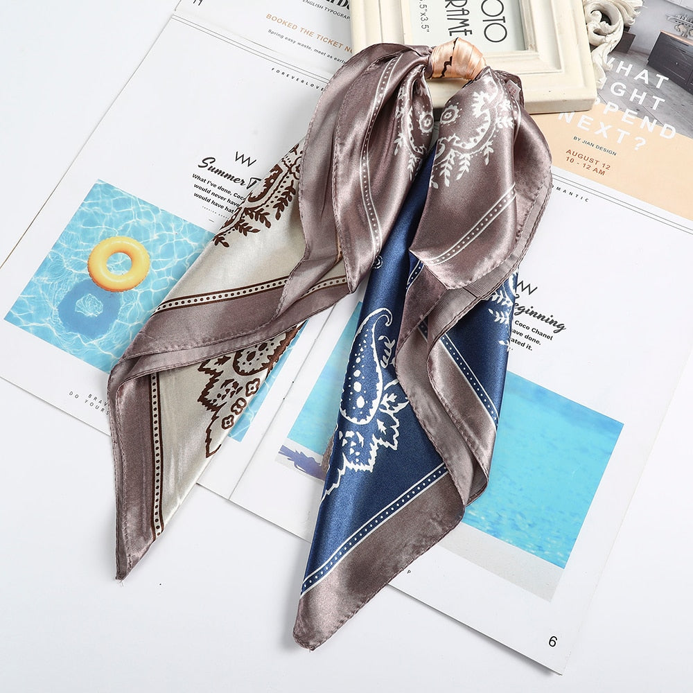 Foulard quadrati da donna. Eleganti e versatili, questi foulard quadrati da donna aggiungono un tocco di classe a qualsiasi outfit.