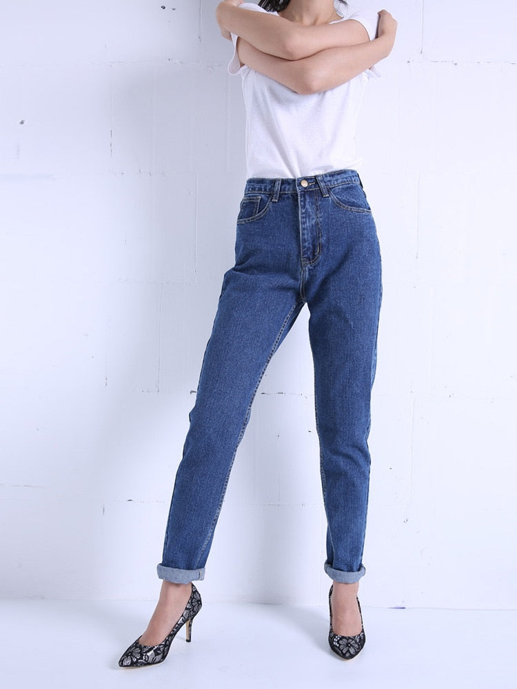 Jeans vintage a vita alta da donna. Questi jeans dal fascino rétro combinano stile e comfort.