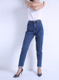 Jeans vintage a vita alta da donna. Questi jeans dal fascino rétro combinano stile e comfort.