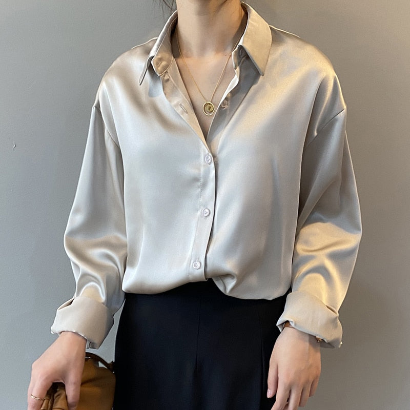 blusa elegante in seta e poliestere con chiusura a bottoni è perfetta per un look sofisticato e versatile.