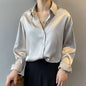 blusa elegante in seta e poliestere con chiusura a bottoni è perfetta per un look sofisticato e versatile.