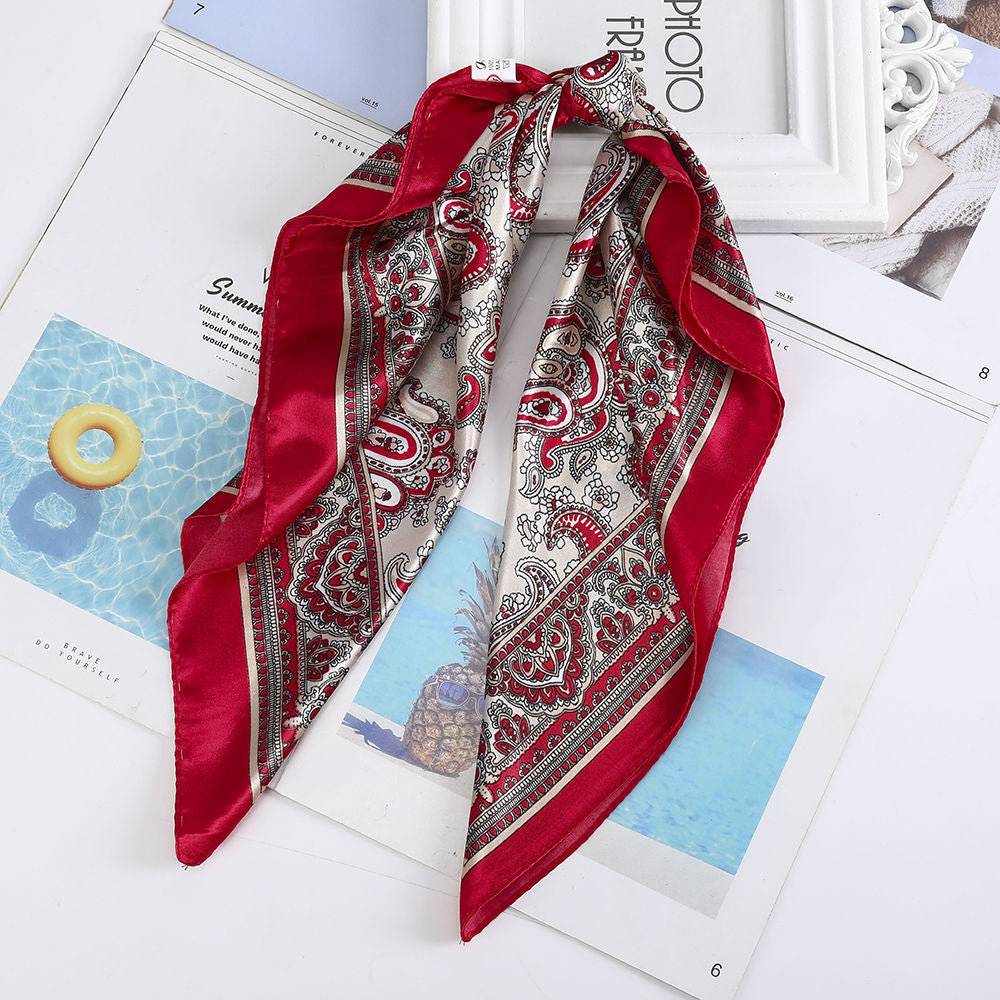 Foulard quadrati da donna. Eleganti e versatili, questi foulard quadrati da donna aggiungono un tocco di classe a qualsiasi outfit.