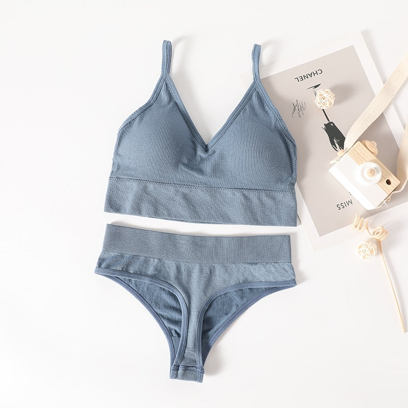 Set di intimo fitness da donna. Progettato per il massimo comfort e supporto durante l'attività fisica.