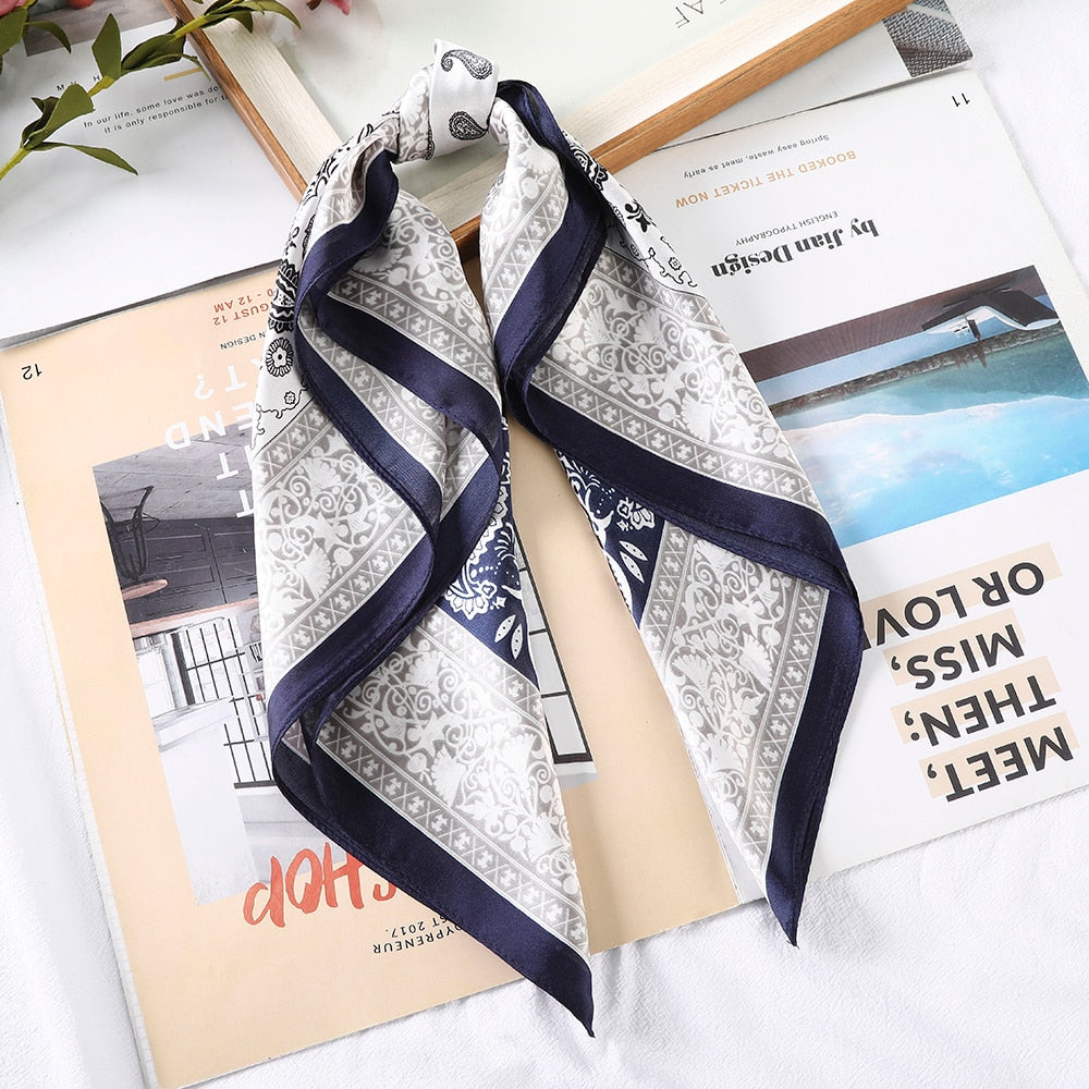 Foulard quadrati da donna. Eleganti e versatili, questi foulard quadrati da donna aggiungono un tocco di classe a qualsiasi outfit.