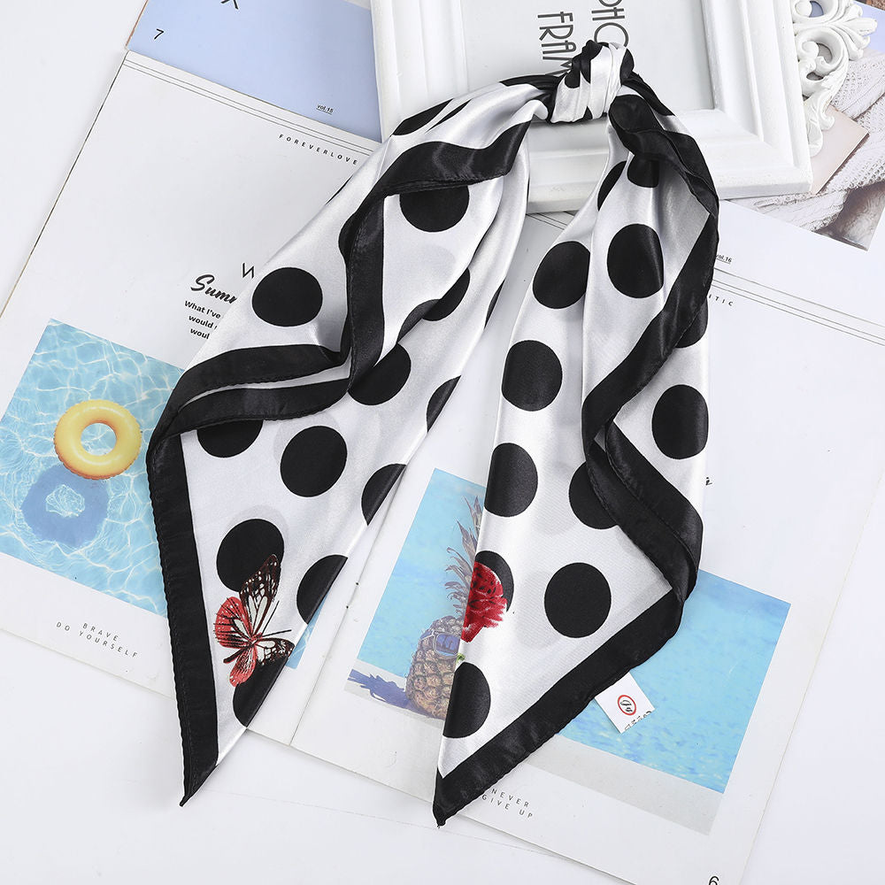 Foulard quadrati da donna. Eleganti e versatili, questi foulard quadrati da donna aggiungono un tocco di classe a qualsiasi outfit.