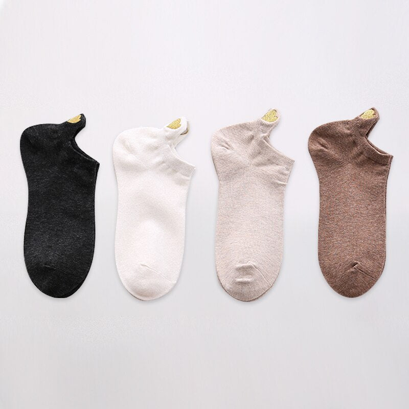 Set da 4 paia di calzini corti da donna. Comfort e stile per la stagione primaverile! Questi calzini in cotone morbido offrono una vestibilità leggera e traspirante, perfetta per il clima più mite.