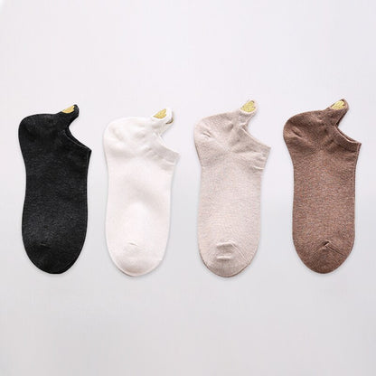 Set da 4 paia di calzini corti da donna. Comfort e stile per la stagione primaverile! Questi calzini in cotone morbido offrono una vestibilità leggera e traspirante, perfetta per il clima più mite.