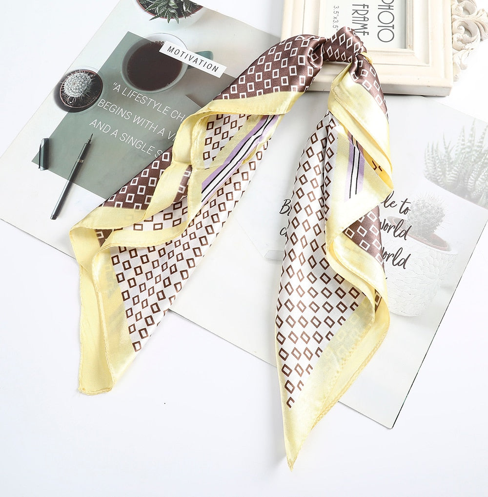 Foulard quadrati da donna. Eleganti e versatili, questi foulard quadrati da donna aggiungono un tocco di classe a qualsiasi outfit.