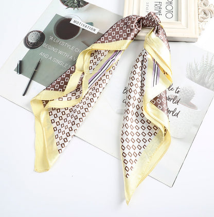 Foulard quadrati da donna. Eleganti e versatili, questi foulard quadrati da donna aggiungono un tocco di classe a qualsiasi outfit.