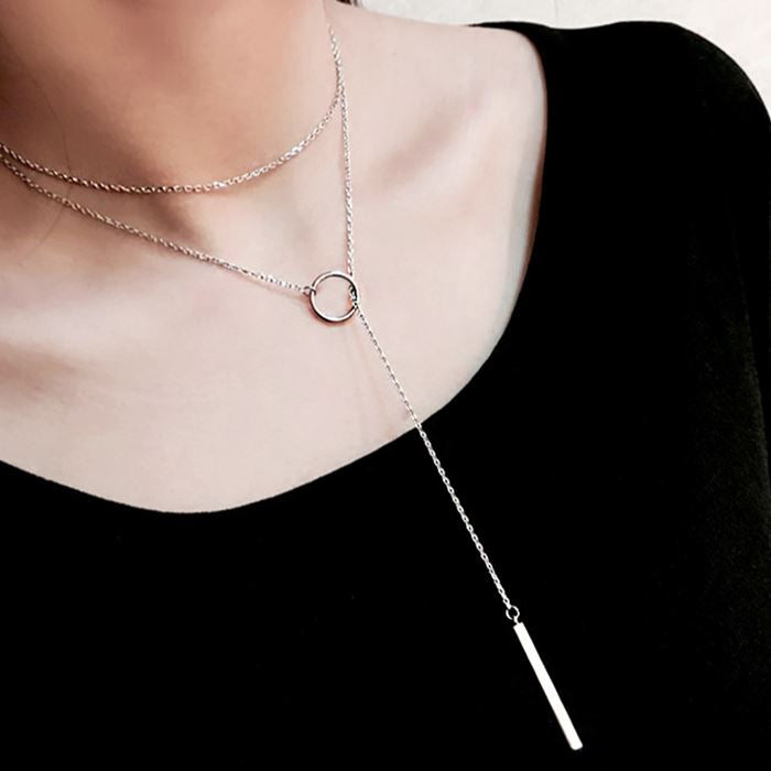 Collana con pendente in stile vintage minimalista. Elegante,