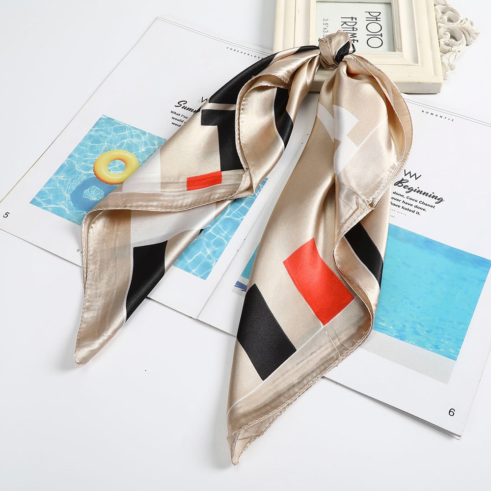 Foulard quadrati da donna. Eleganti e versatili, questi foulard quadrati da donna aggiungono un tocco di classe a qualsiasi outfit.