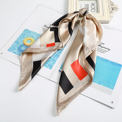 Foulard quadrati da donna. Eleganti e versatili, questi foulard quadrati da donna aggiungono un tocco di classe a qualsiasi outfit.
