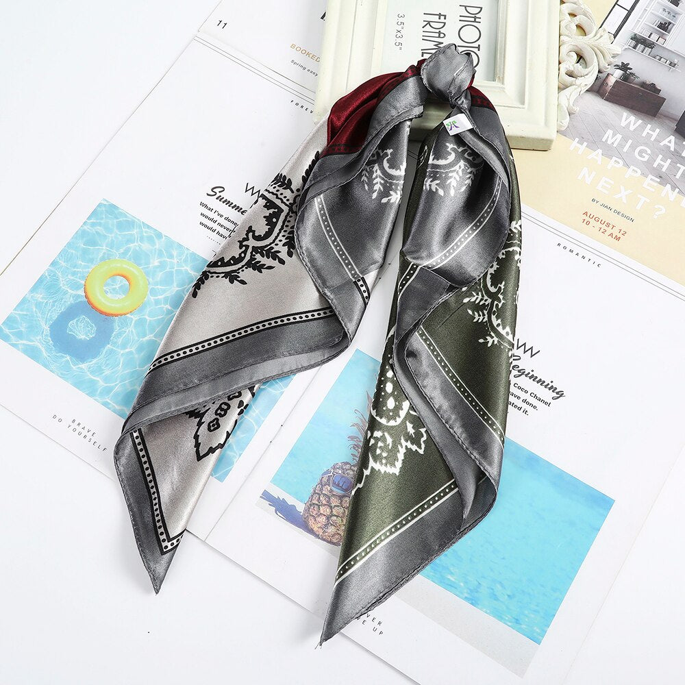 Foulard quadrati da donna. Eleganti e versatili, questi foulard quadrati da donna aggiungono un tocco di classe a qualsiasi outfit.
