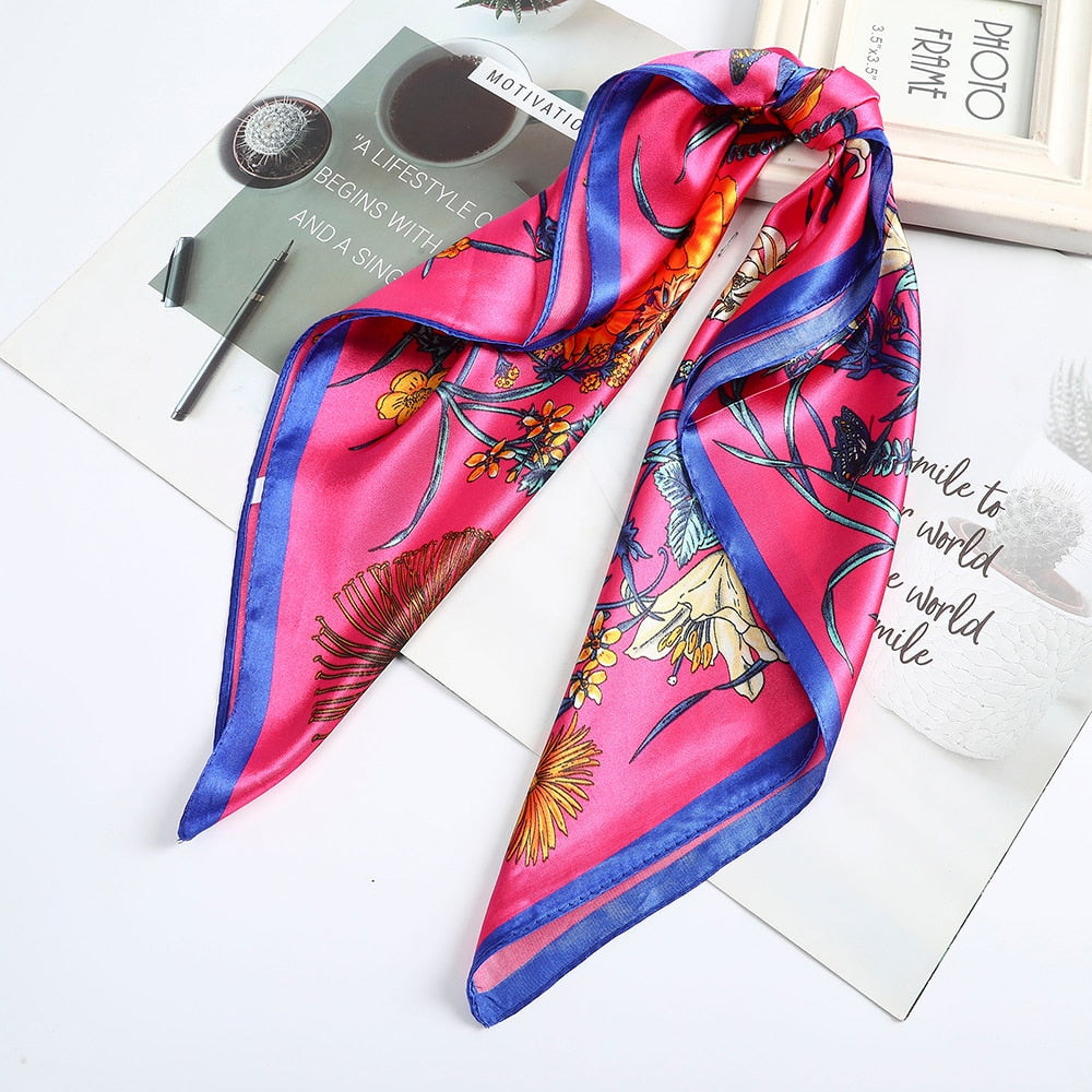 Foulard quadrati da donna. Eleganti e versatili, questi foulard quadrati da donna aggiungono un tocco di classe a qualsiasi outfit.