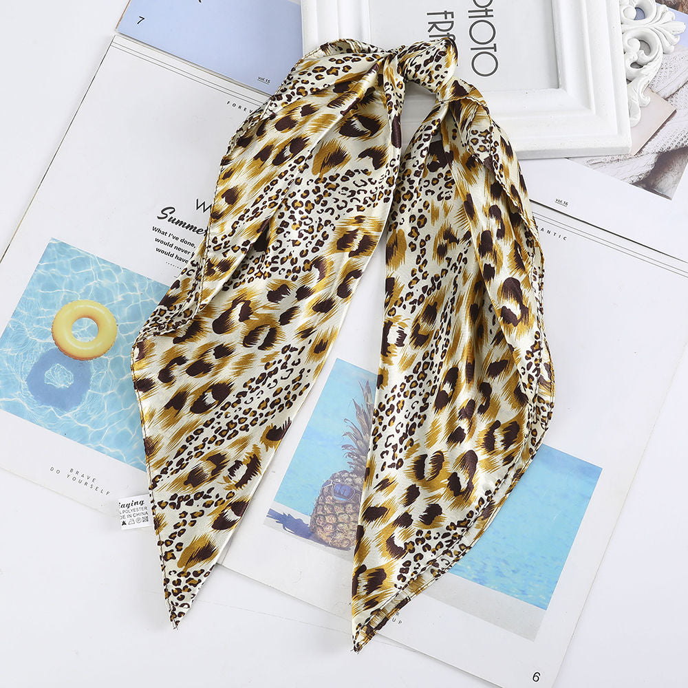 Foulard quadrati da donna. Eleganti e versatili, questi foulard quadrati da donna aggiungono un tocco di classe a qualsiasi outfit.