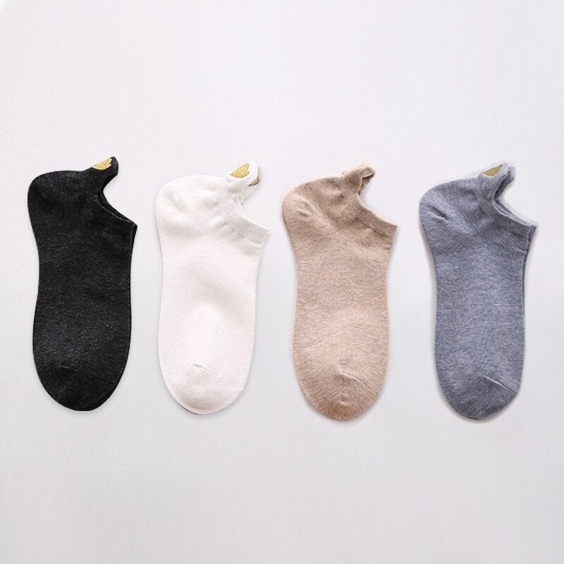 Set da 4 paia di calzini corti da donna. Comfort e stile per la stagione primaverile! Questi calzini in cotone morbido offrono una vestibilità leggera e traspirante, perfetta per il clima più mite.