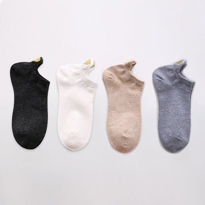 Set da 4 paia di calzini corti da donna. Comfort e stile per la stagione primaverile! Questi calzini in cotone morbido offrono una vestibilità leggera e traspirante, perfetta per il clima più mite.